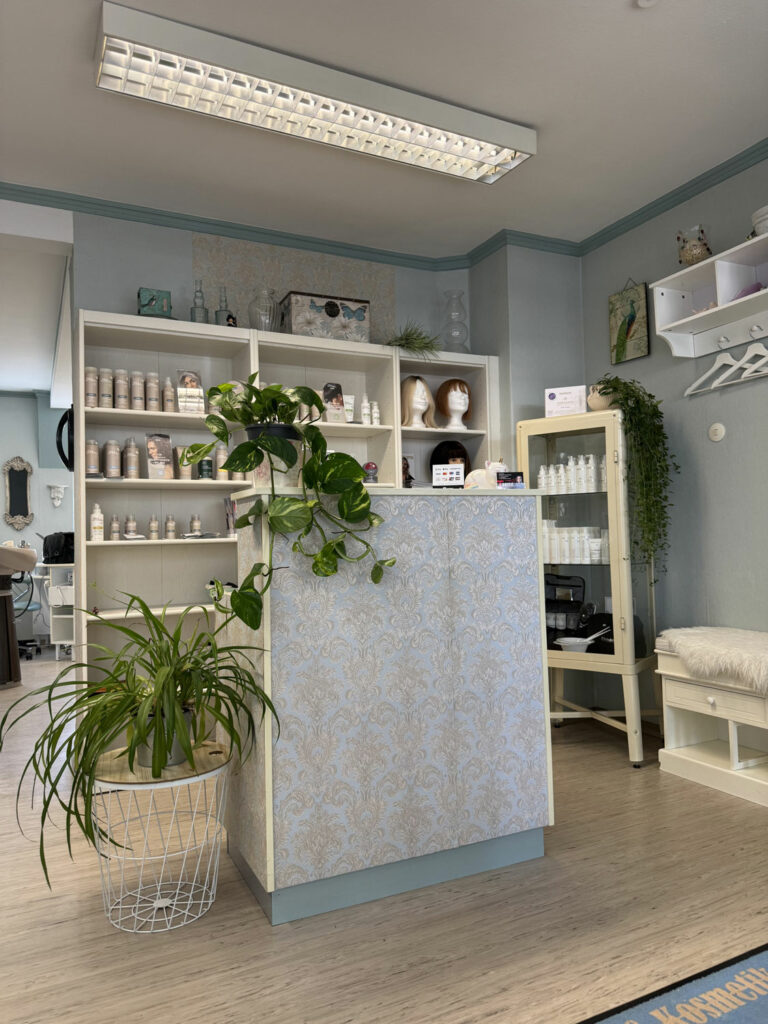 Empfang in Thery’s Hair Salon mit Pflanzen, Pflegeprodukten und Haarteilen