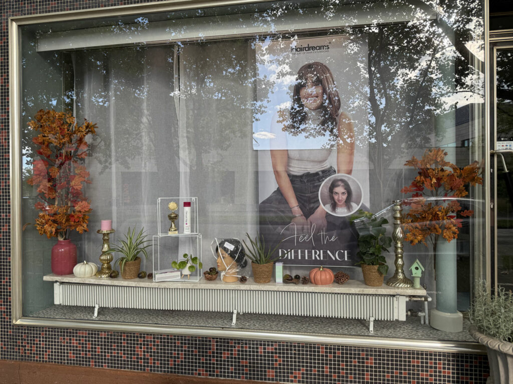 Schaufenster von Thery’s Hair Salon mit Hairdreams-Motiv