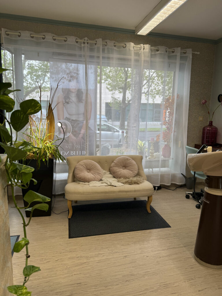 Gemütliche Sitzecke am Fenster in Thery’s Hair Salon